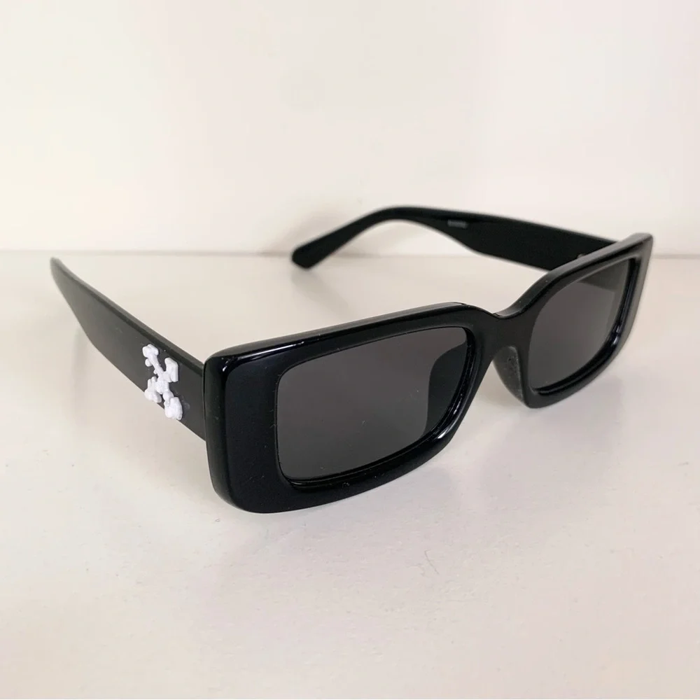 New square Black sunglasses